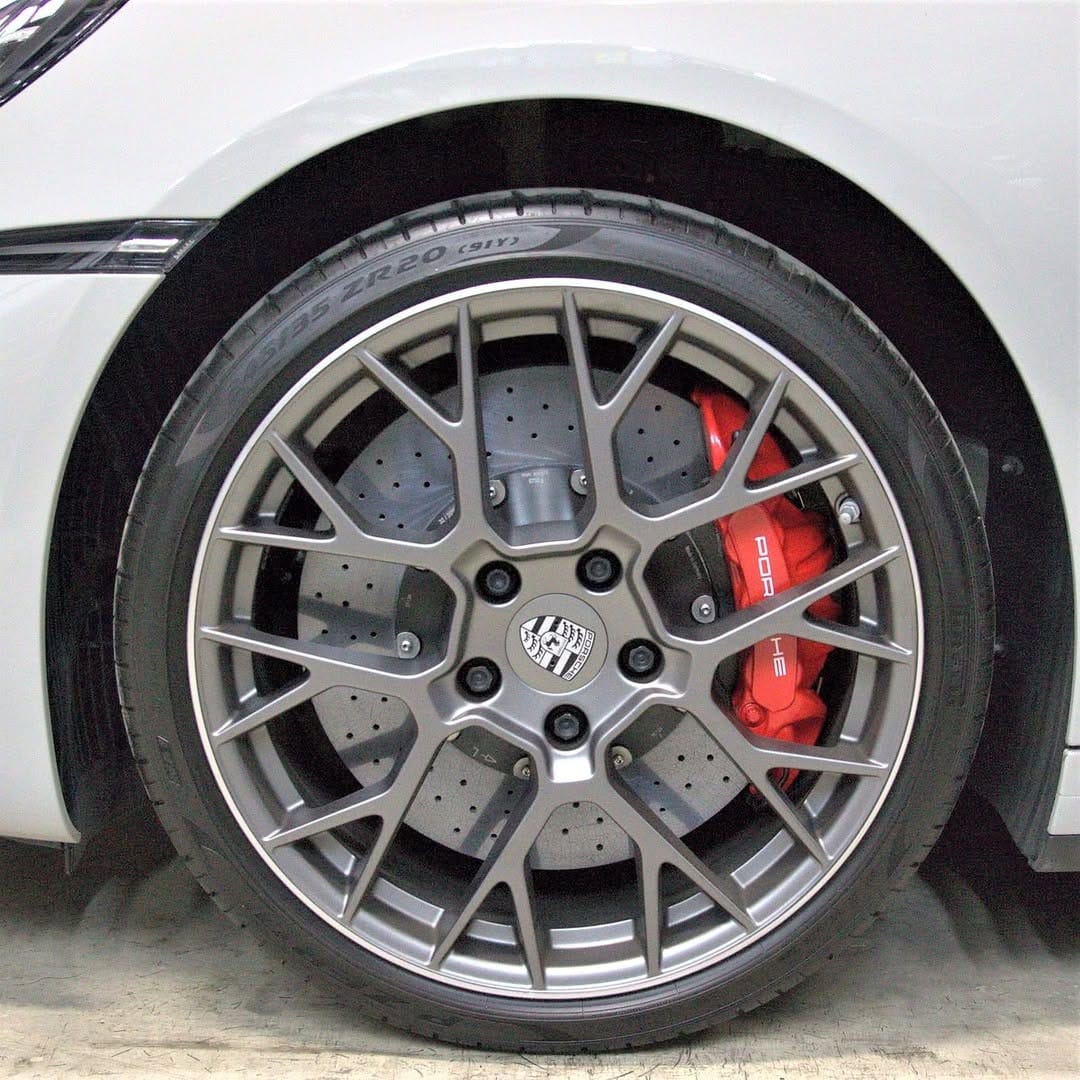 Porsche 992 Carrera carbon ceramic brakes
