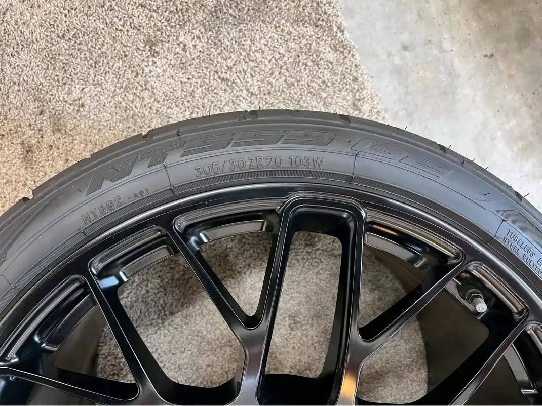 GT2 RS magnesium centerlock wheels