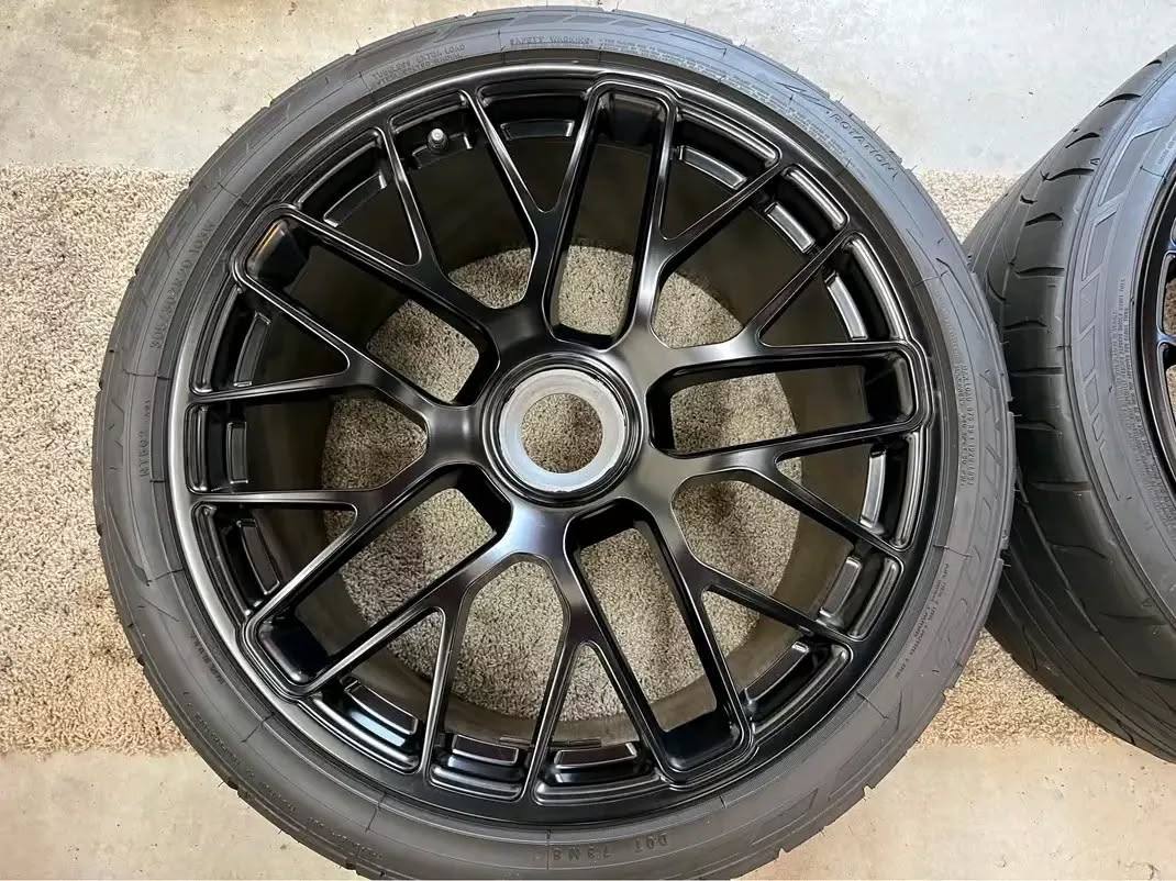 GT2 RS magnesium centerlock wheels