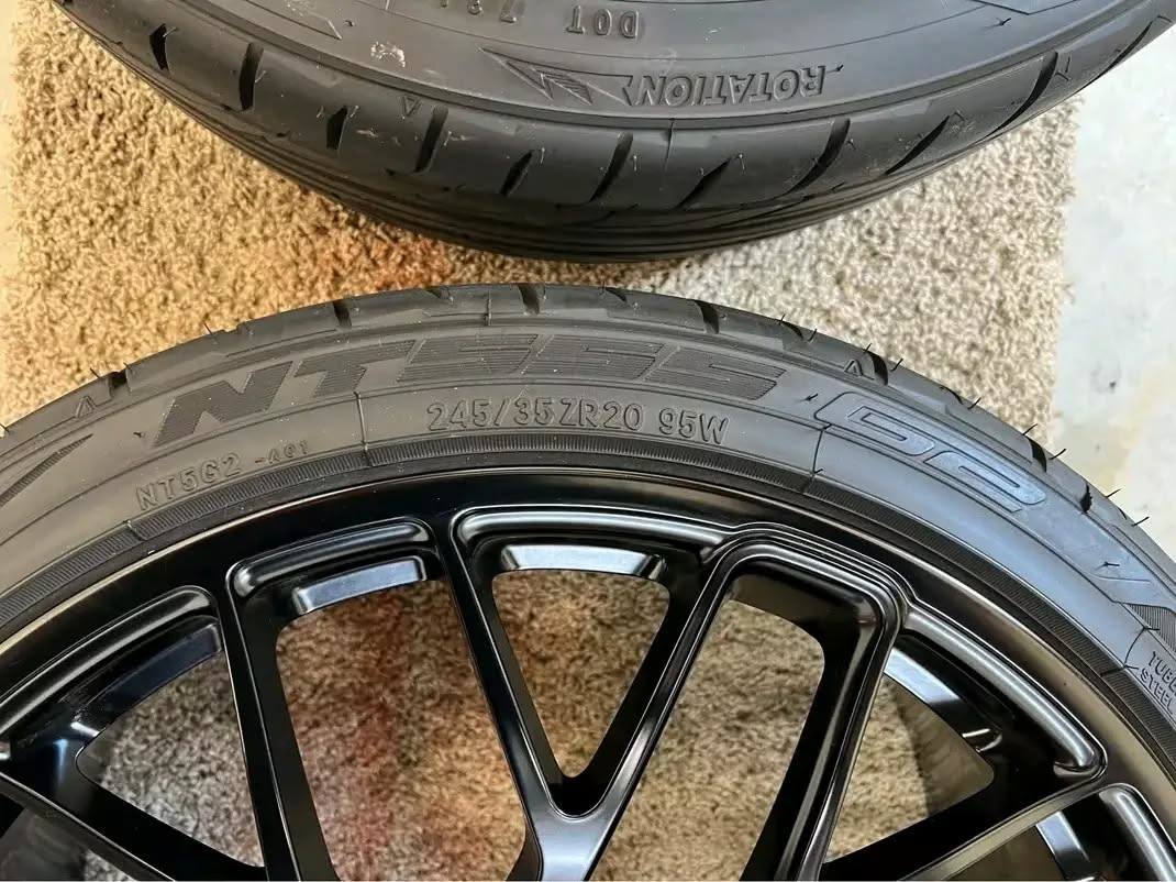 GT2 RS magnesium centerlock wheels