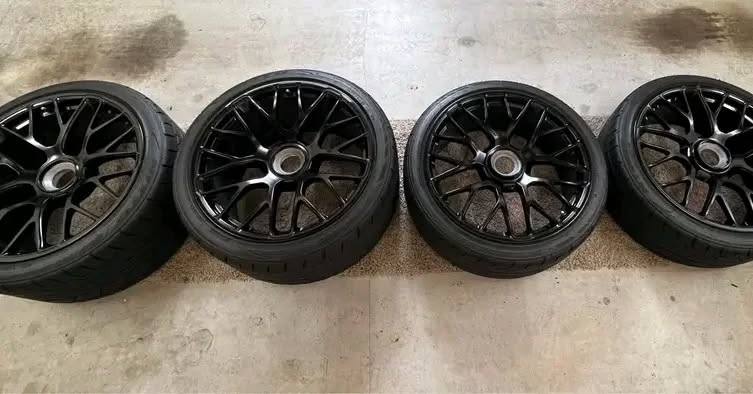 GT2 RS magnesium centerlock wheels