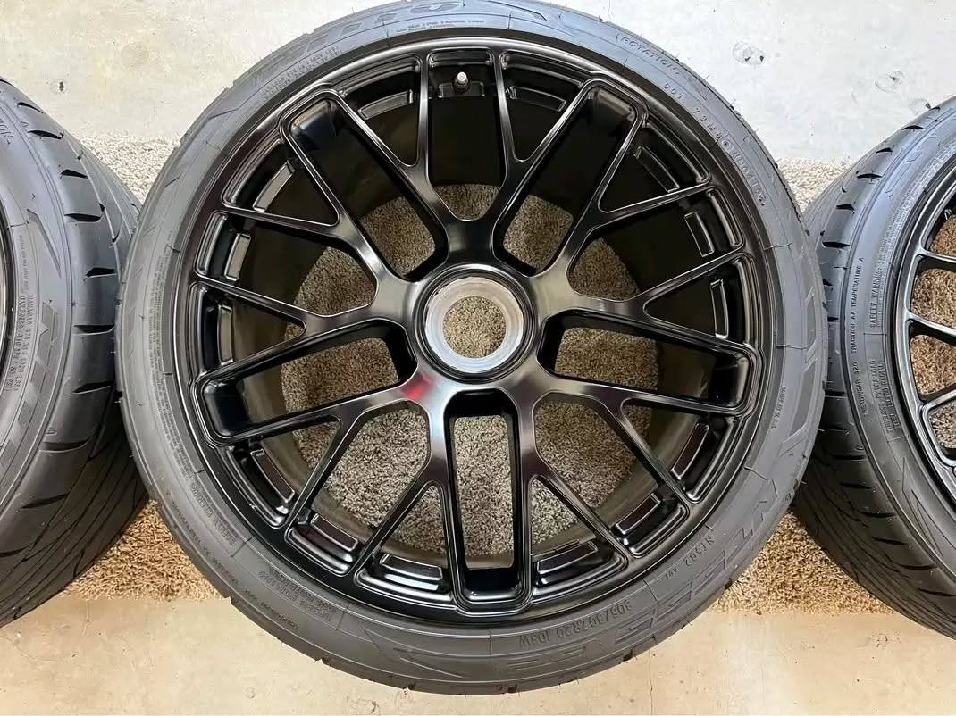 GT2 RS magnesium centerlock wheels