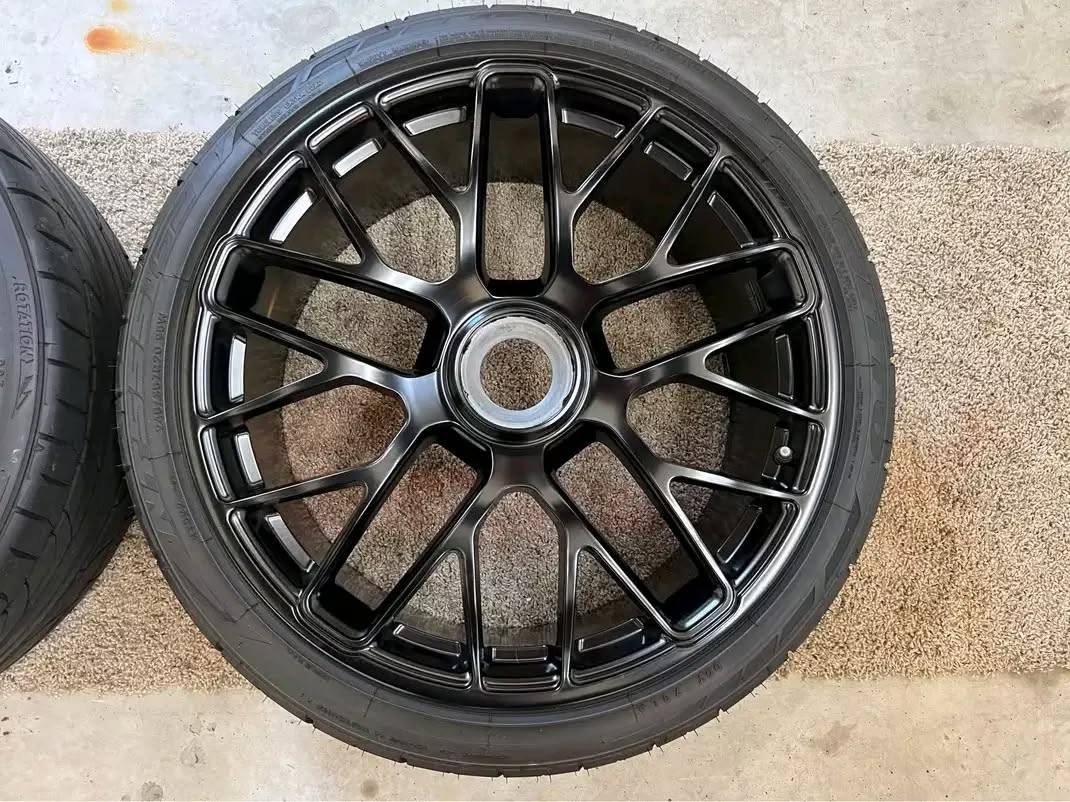 GT2 RS magnesium centerlock wheels