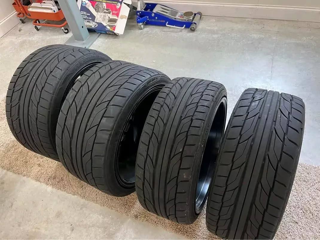 GT2 RS magnesium centerlock wheels